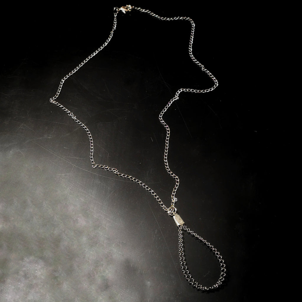 Collier en forme de larme en corde de caisse claire