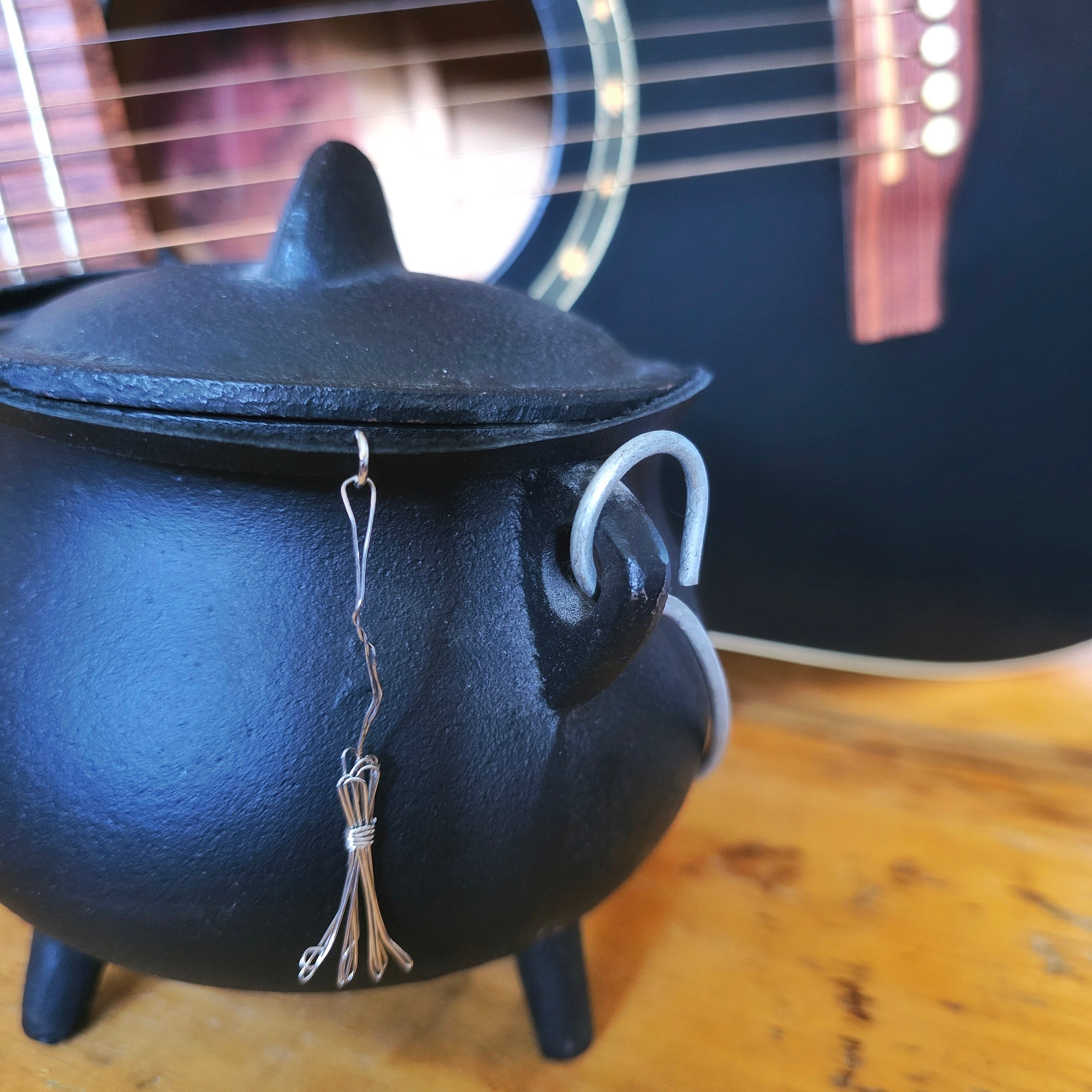 Collier balai de sorcière en cuir et cordes de guitare