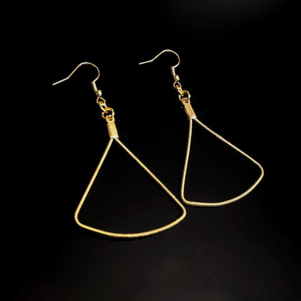 Boucles d'oreilles géométriques en cordes de guitare