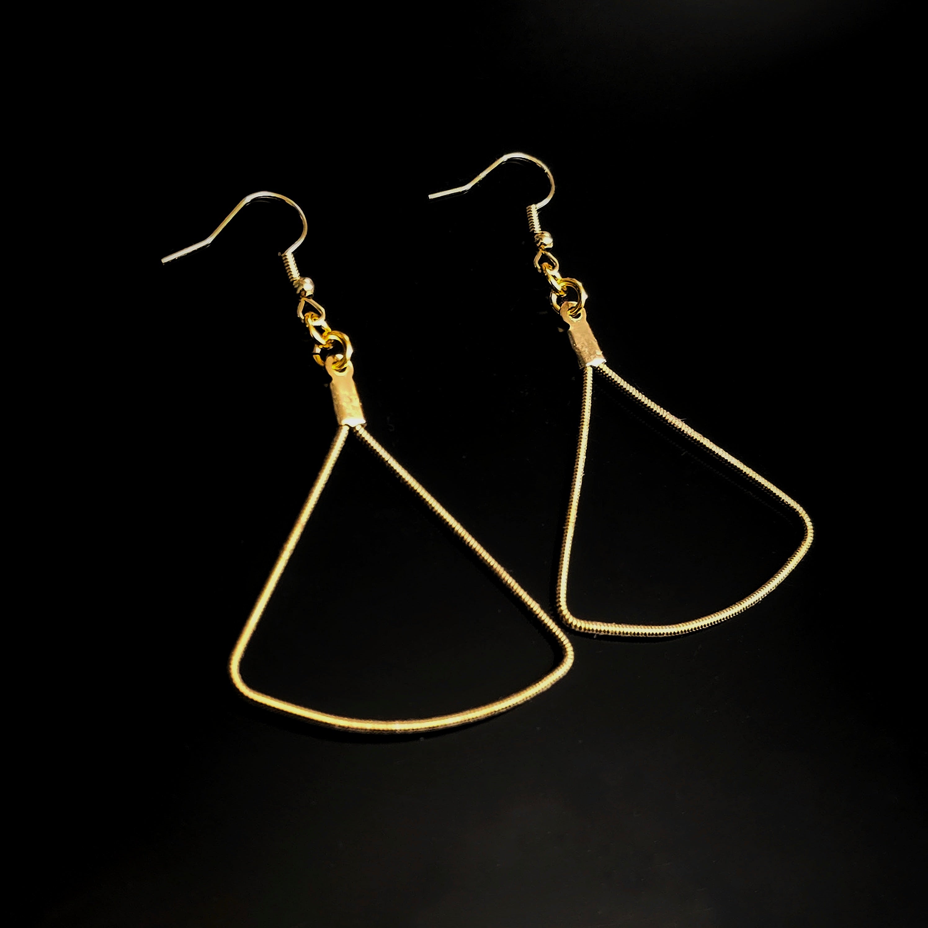 Boucles d'oreilles géométriques en cordes de guitare