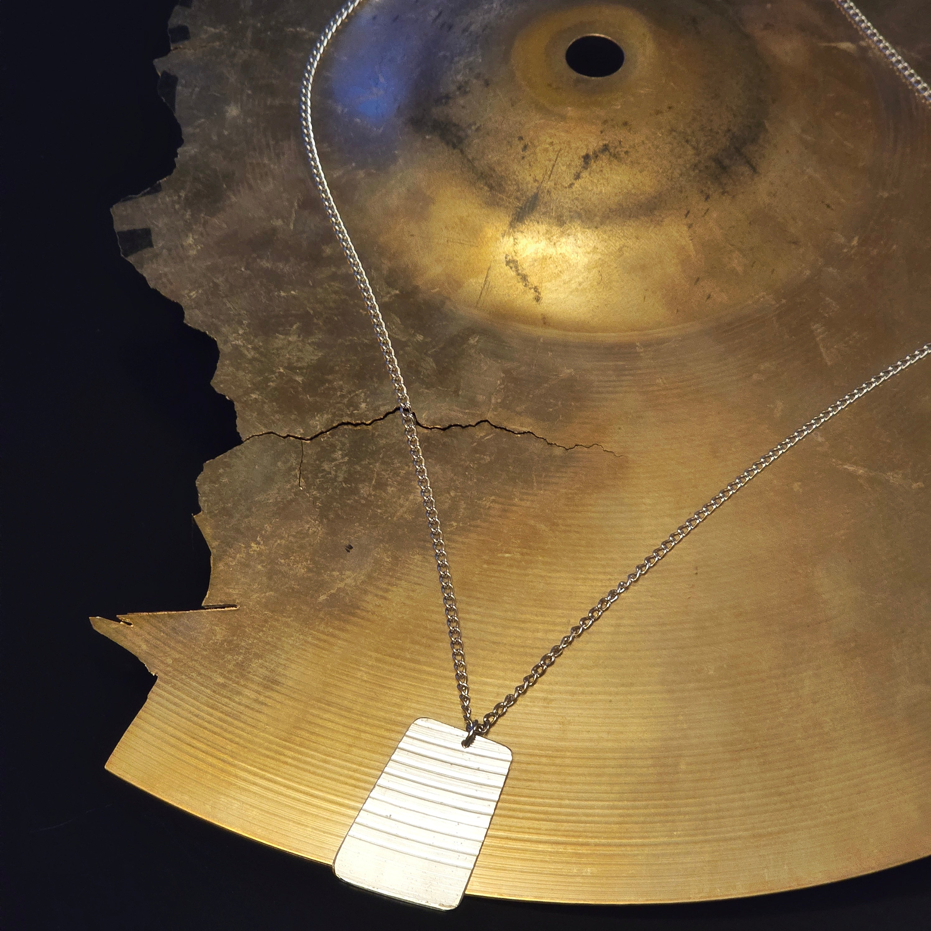 Collier unisexe de style « dog tag » en morceau de cymbale