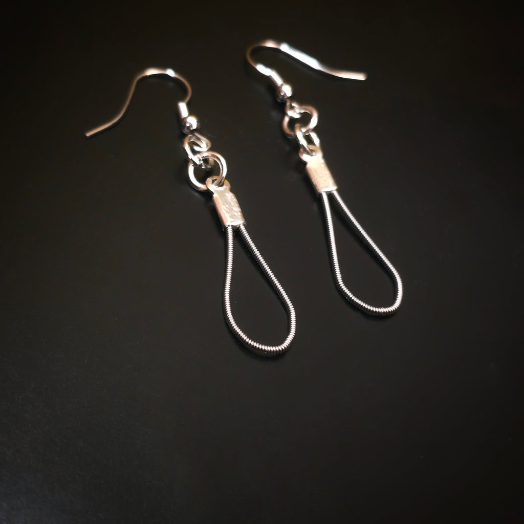 Petites boucles d’oreilles en cordes de guitare en forme de larme