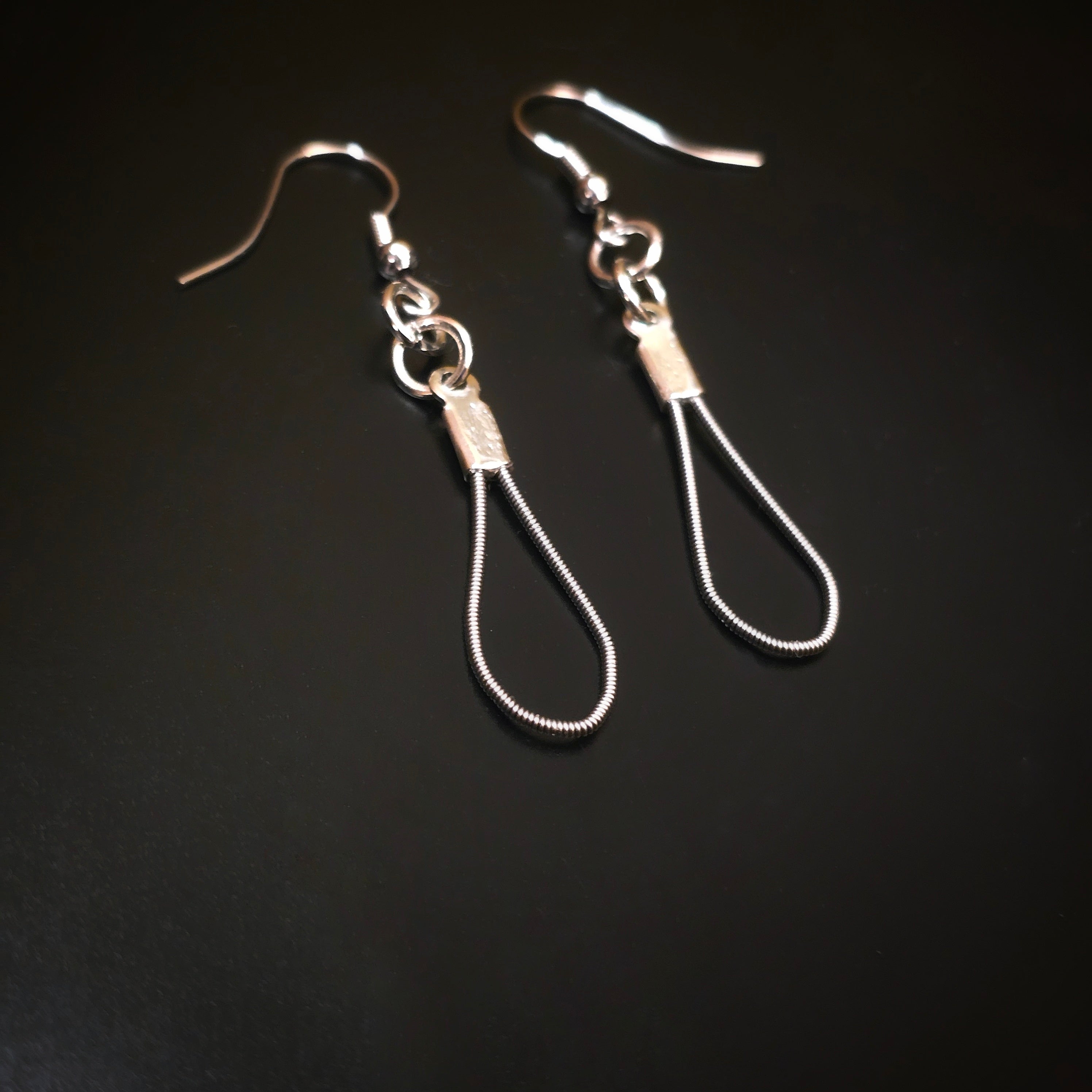 Petites boucles d’oreilles en cordes de guitare en forme de larme