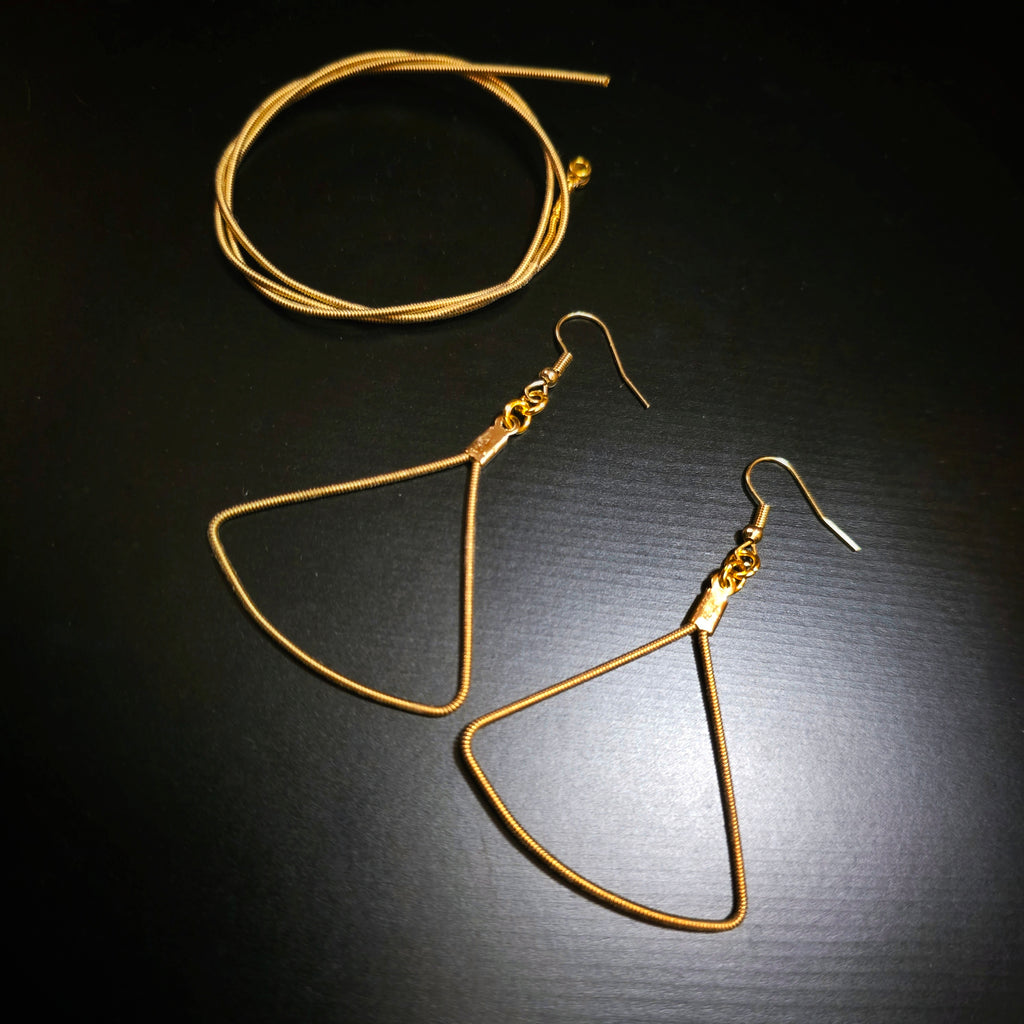 Boucles d'oreilles géométriques en cordes de guitare