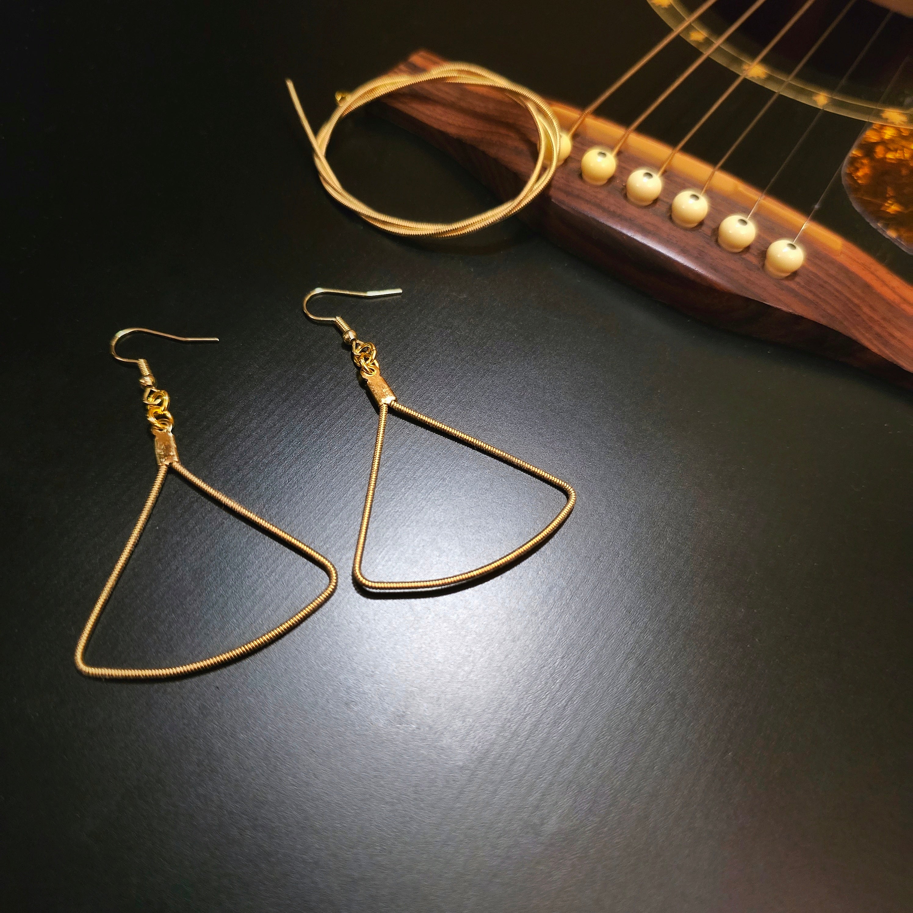 Boucles d'oreilles géométriques en cordes de guitare