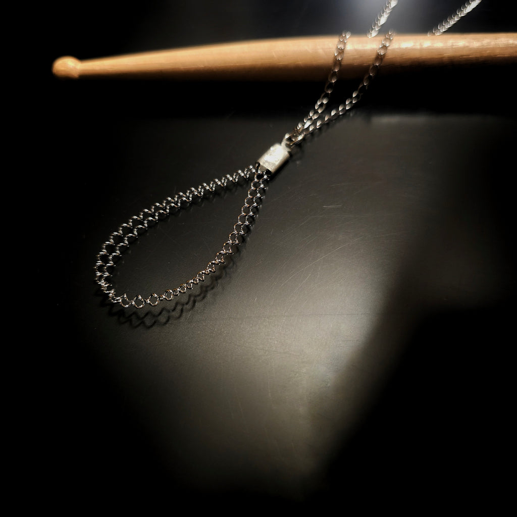 Collier en forme de larme en corde de caisse claire
