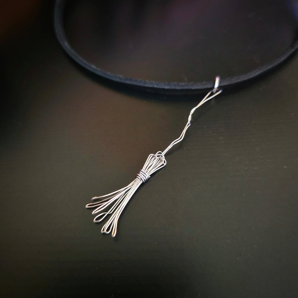 Collier balai de sorcière en cuir et cordes de guitare