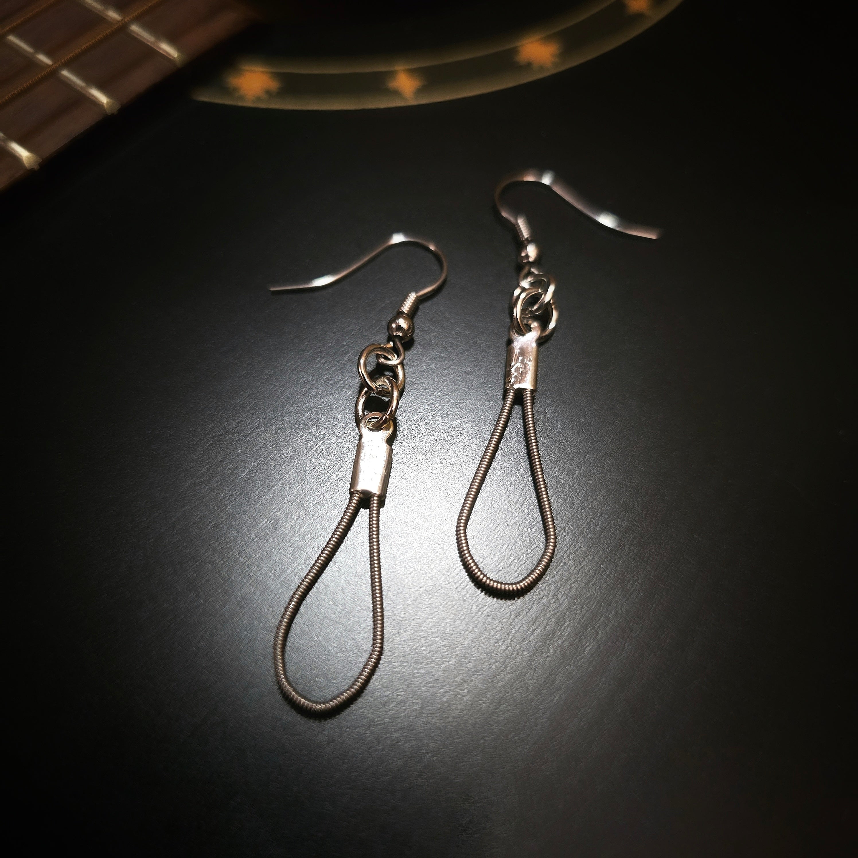 Petites boucles d’oreilles en cordes de guitare en forme de larme