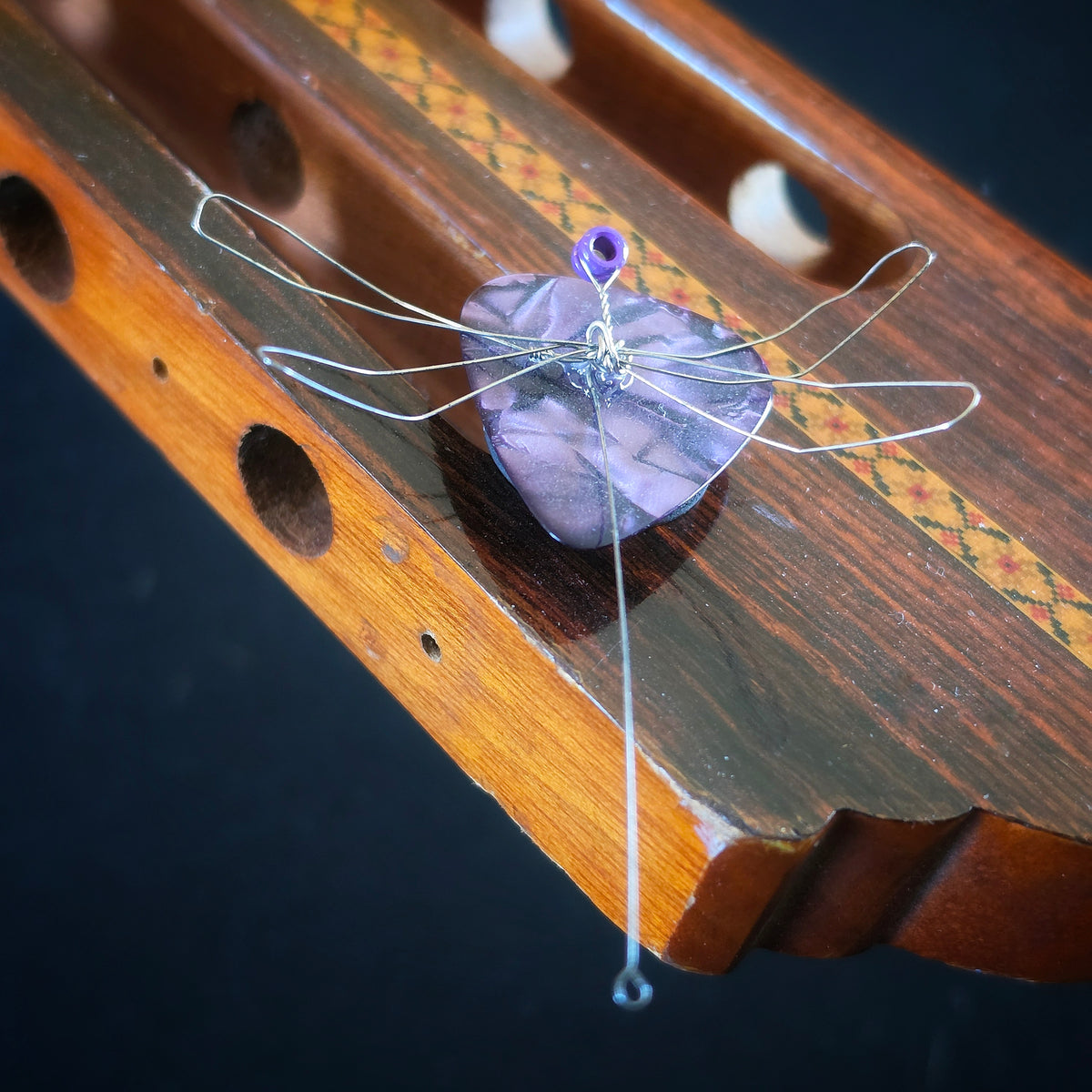 Aimant libellule en corde et plectre mauve de guitare