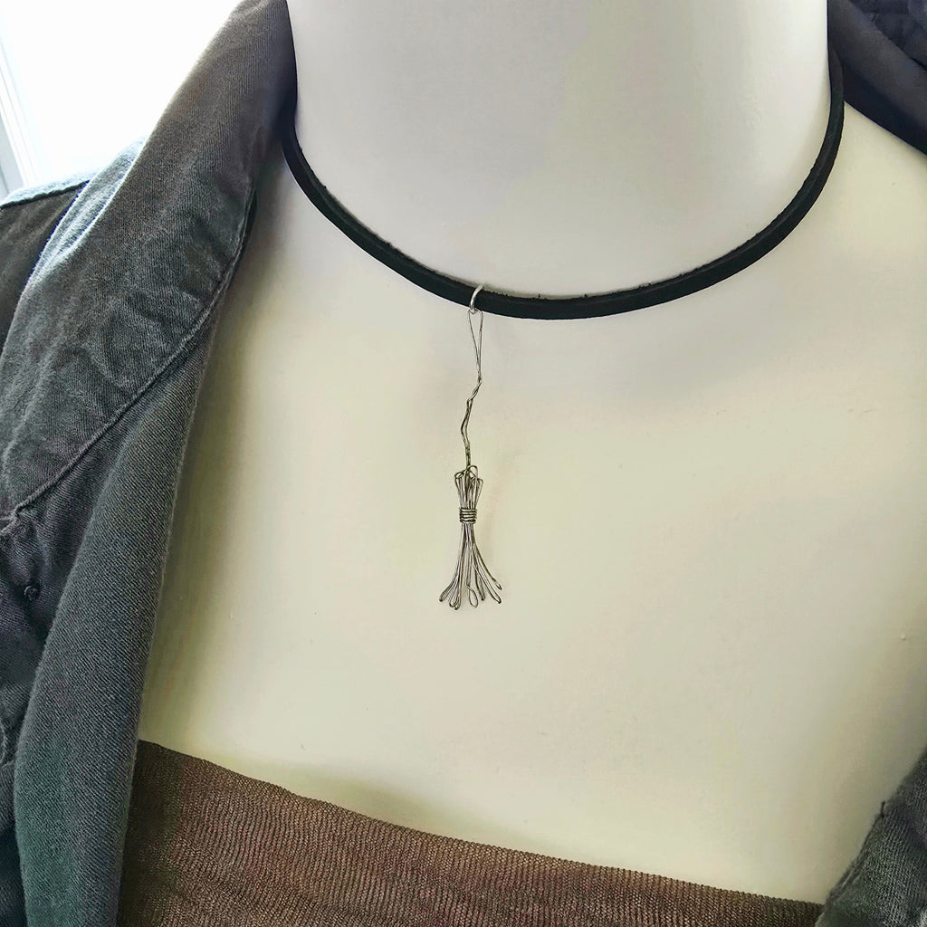 Collier balai de sorcière en cuir et cordes de guitare