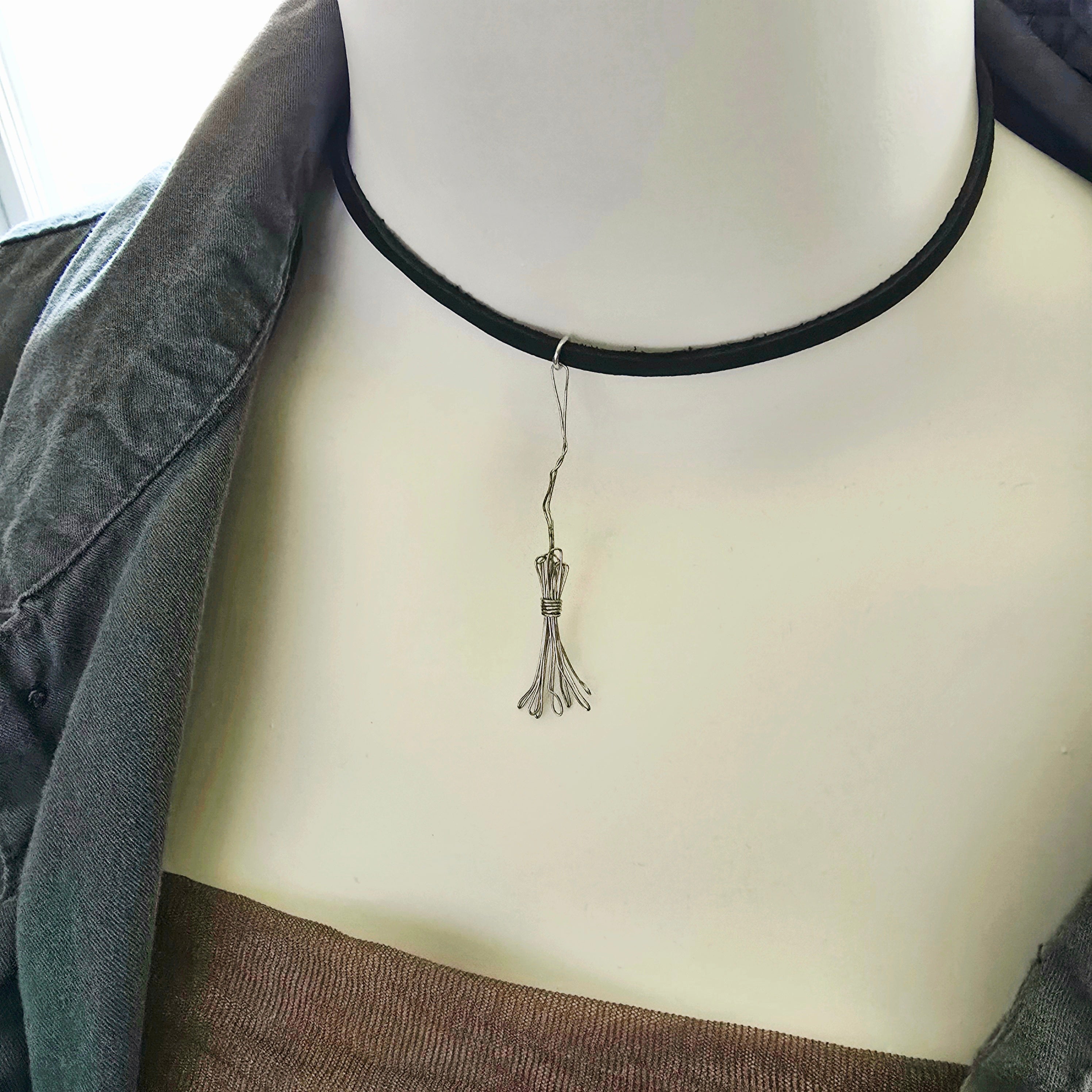 Collier balai de sorcière en cuir et cordes de guitare