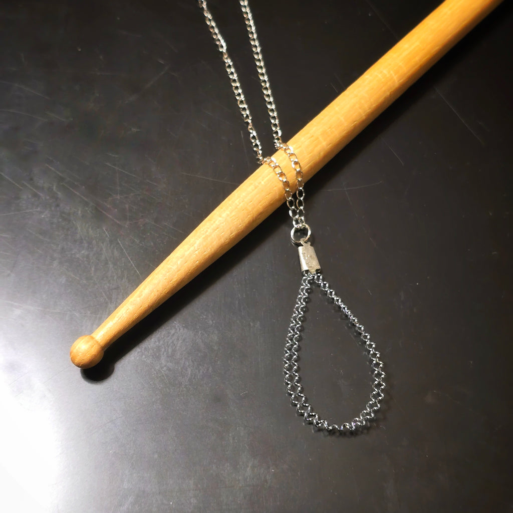 Collier en forme de larme en corde de caisse claire