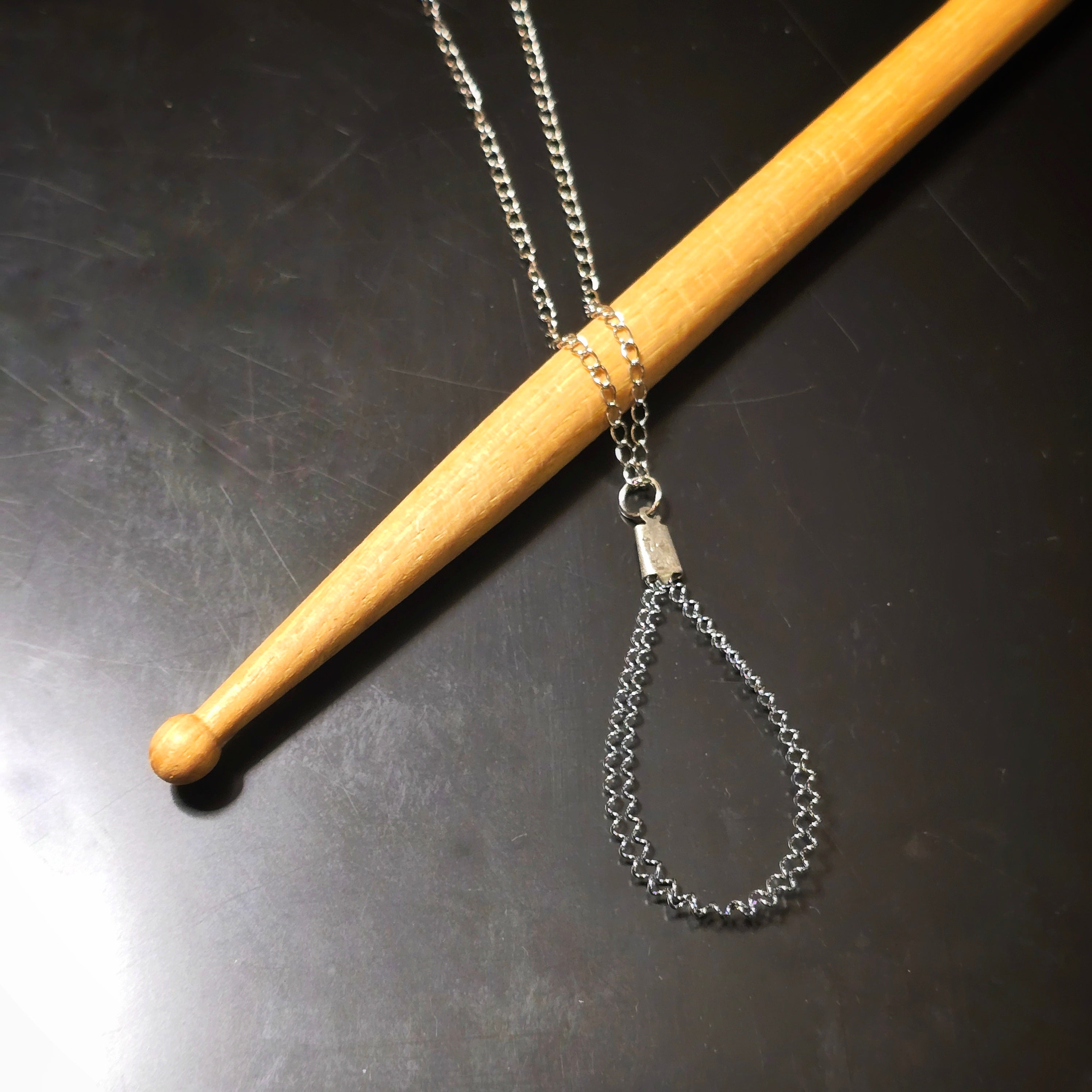 Collier en forme de larme en corde de caisse claire
