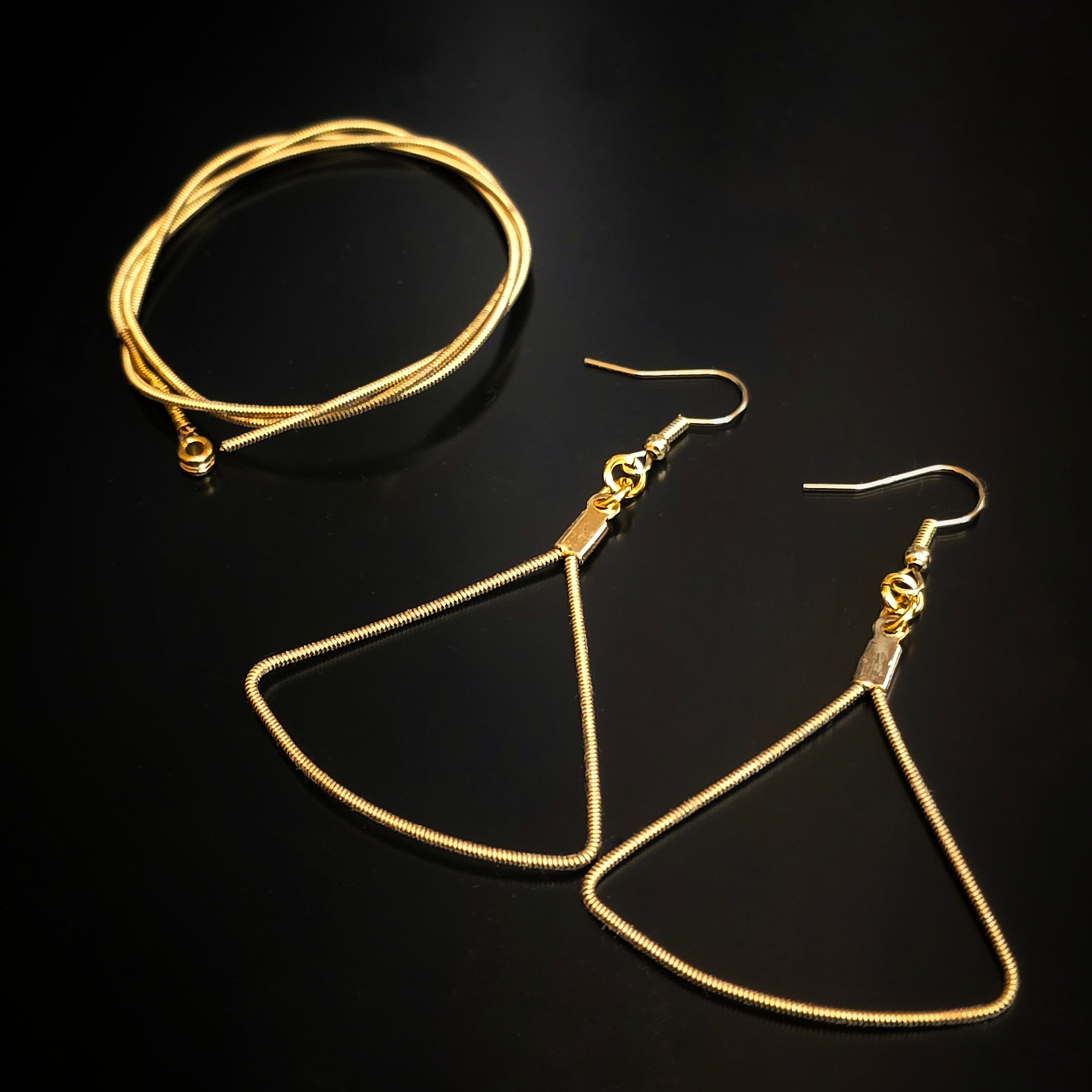 Boucles d'oreilles géométriques en cordes de guitare