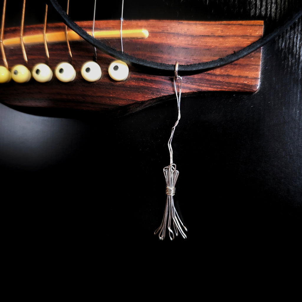 Collier balai de sorcière en cuir et cordes de guitare
