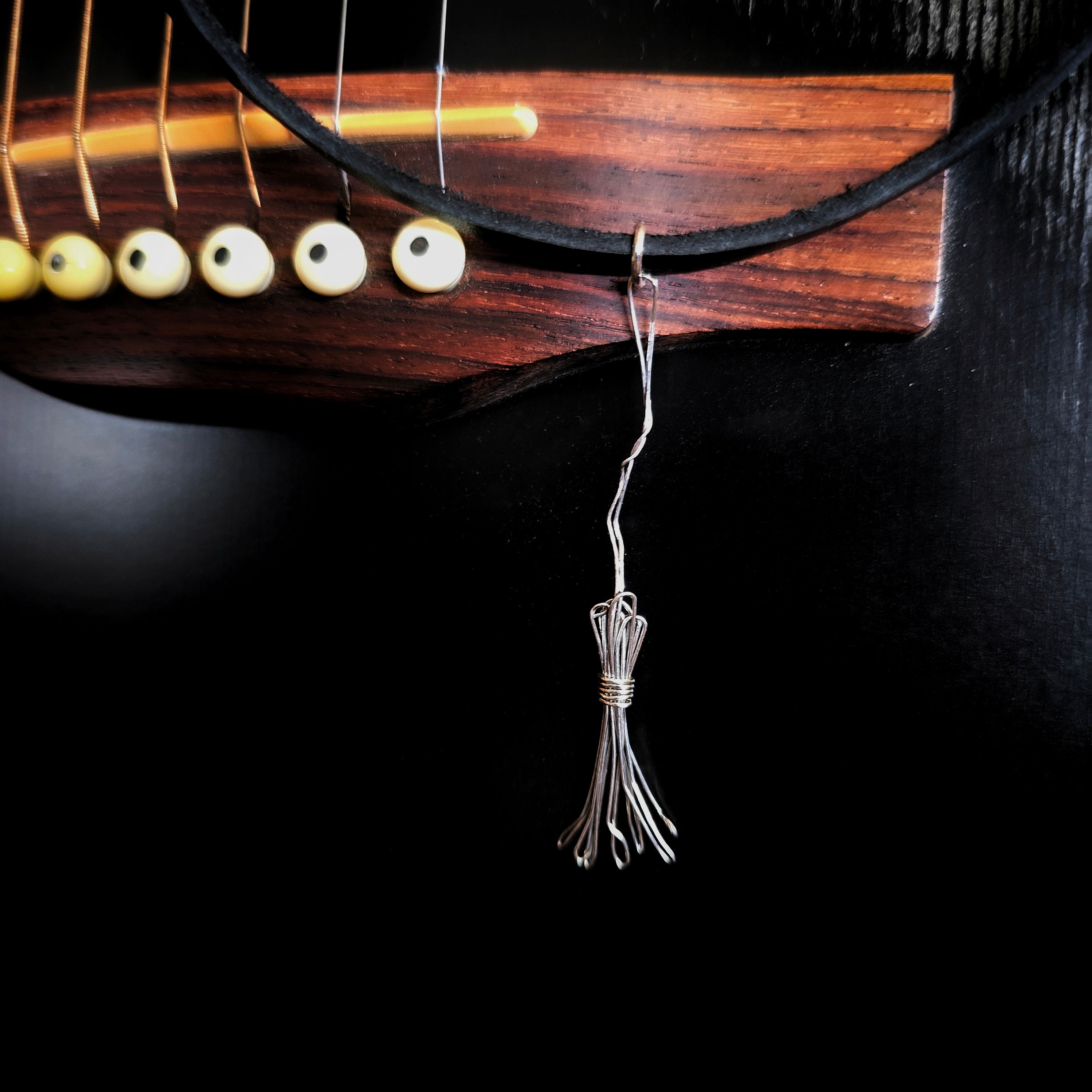 Collier balai de sorcière en cuir et cordes de guitare