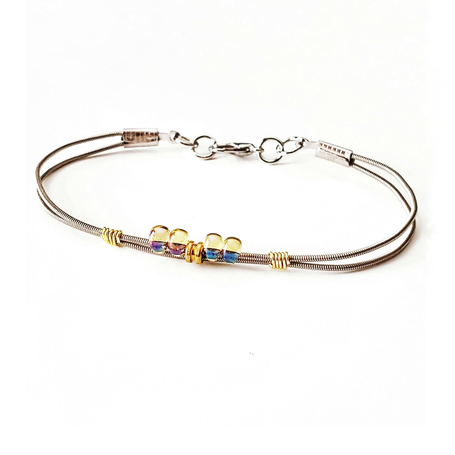 Bracelet à perles colorées en corde de guitare