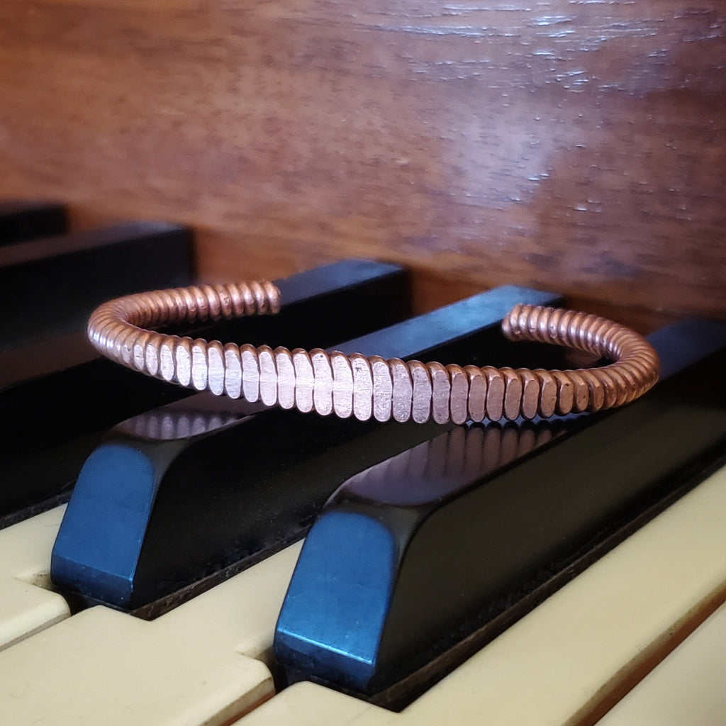 Bracelet style manchette unisexe en corde de piano martelée