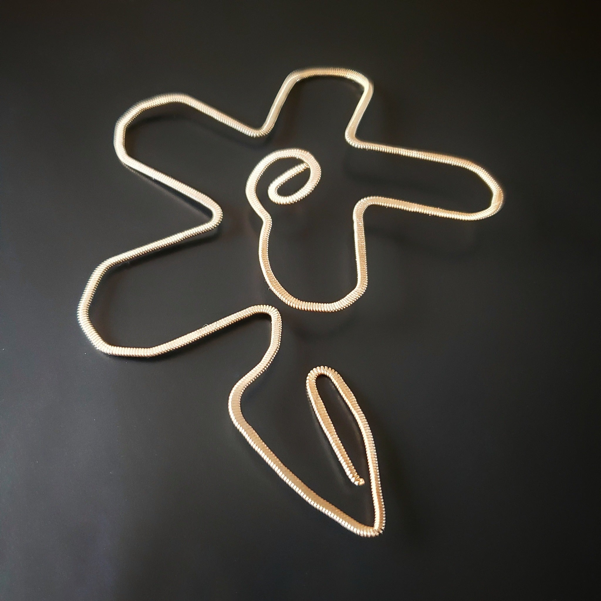 Signet fleur en corde de guitare martelée