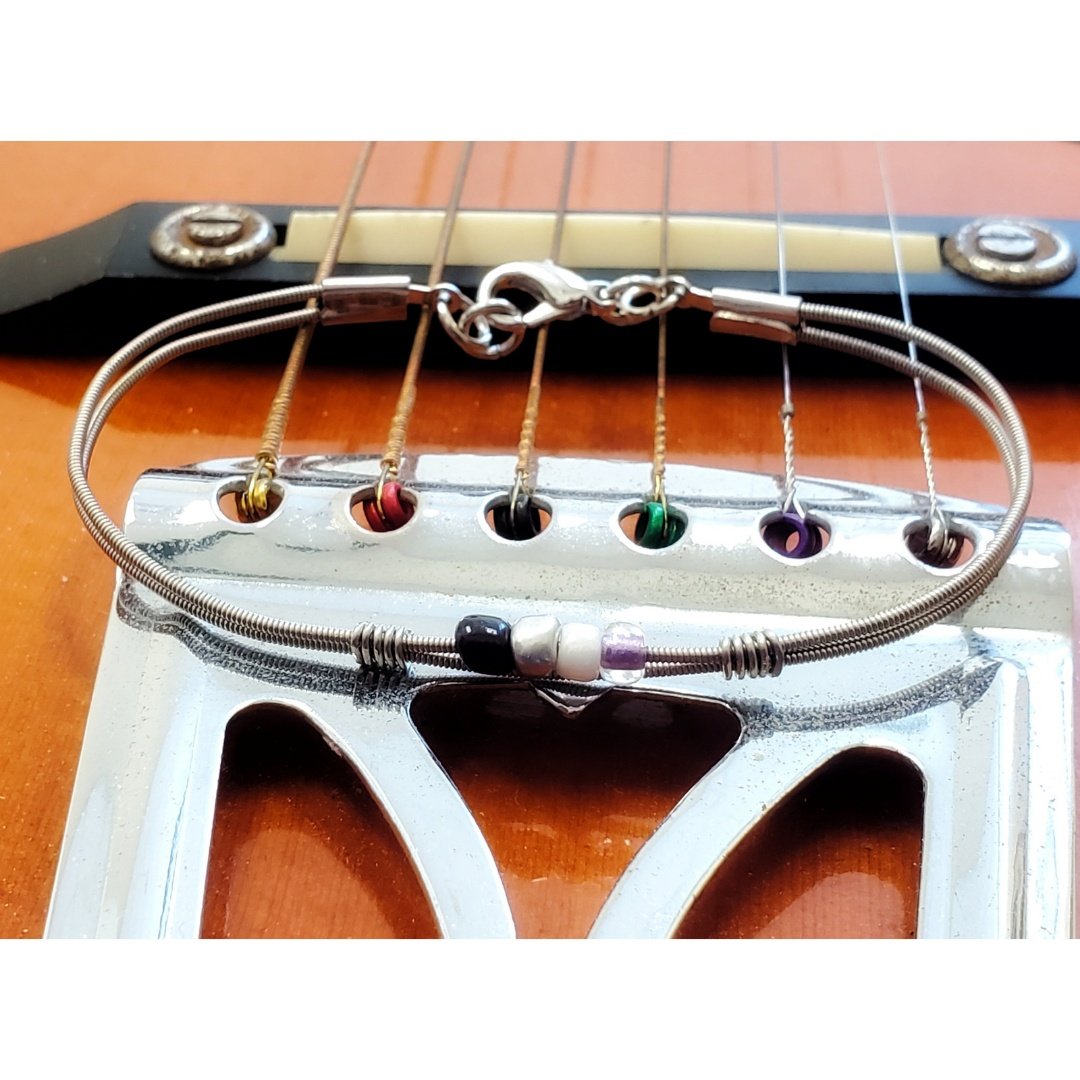 Bracelet de fierté asexuelle en corde de guitare