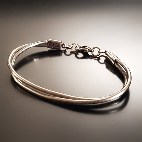 bracelet de style fermoir de couleur argent fabriqué à partir de cordes de contrebasse recyclées