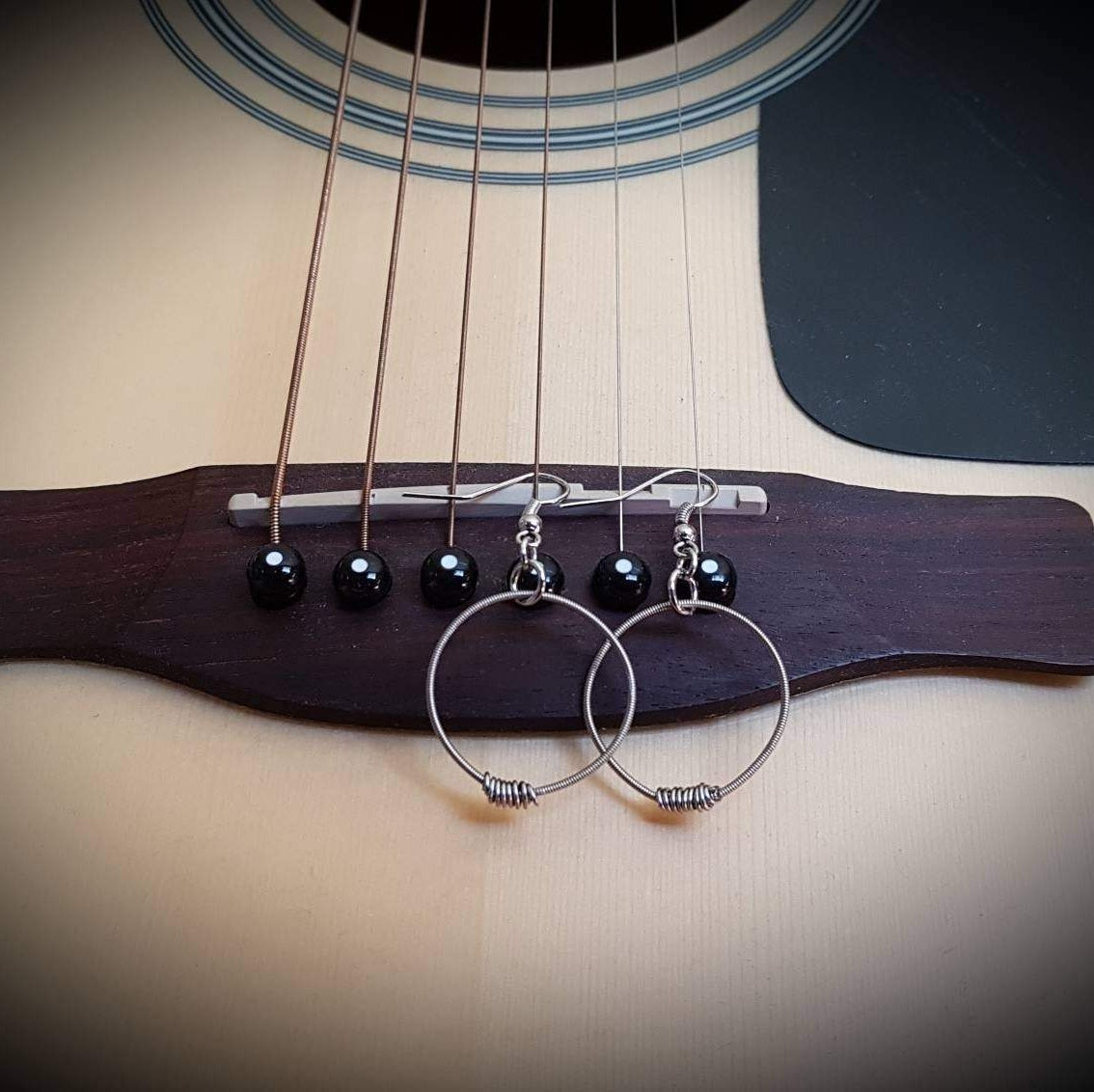 Boucles d'oreilles cercles en cordes de guitare