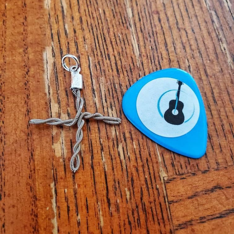 Pendentif croix en corde de guitare cadeau religieux